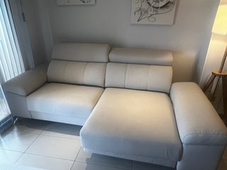 Sofá de tela beige