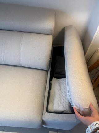 Sofá de tela beige