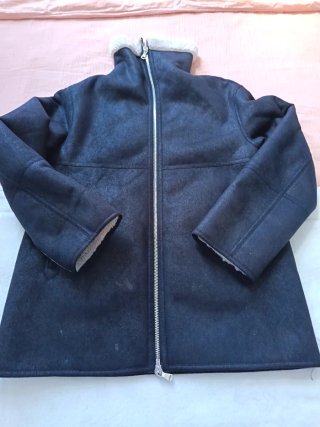 Chaqueta negra con forro beige
