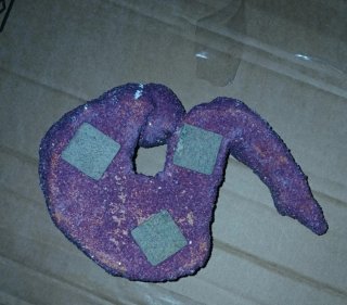Scultura uomo fetale glitterata
