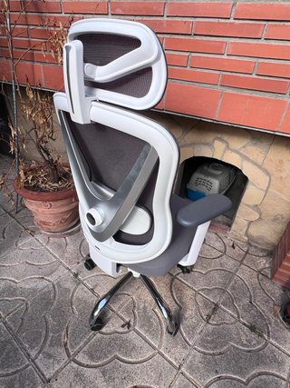 Silla de oficina ergonómica gris y blanca