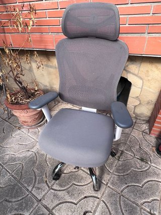 Silla de oficina ergonómica gris y blanca