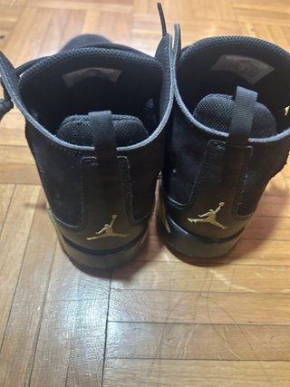 Zapatillas Jordan Negras y Doradas Talla 38