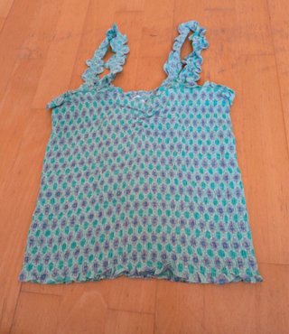 Top verde con fruncido y estampado