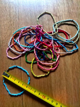 Pulseras de cuentas y adornos dorados