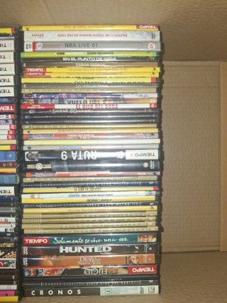 Caja de DVDs Variados