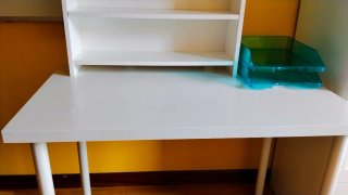 Mesa Linnmon/Lagkapten y estantería Micke IKEA