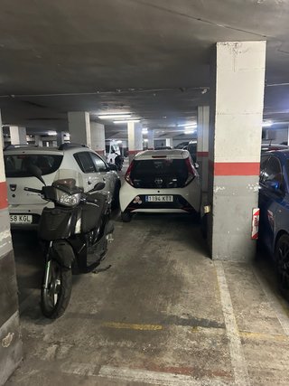 Plaza de parking alquiler moto grande.