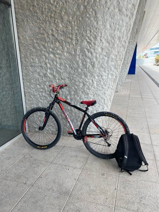 Bicicleta Stunt Roja y Negra