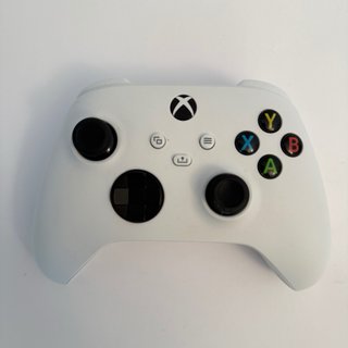 Xbox Series S bianca con controller e cavi