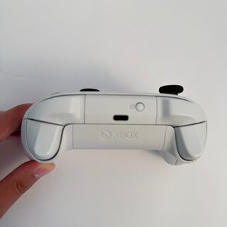 Xbox Series S bianca con controller e cavi