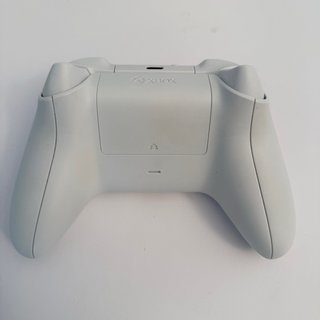 Xbox Series S bianca con controller e cavi