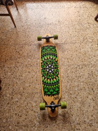Longboard Negro con Ruedas Verdes