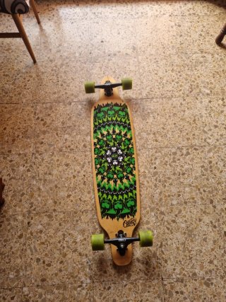 Longboard Negro con Ruedas Verdes