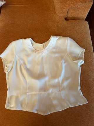 BLUSA CON BOTONES EN LA ESPALDA Y CUELLO BORDADO