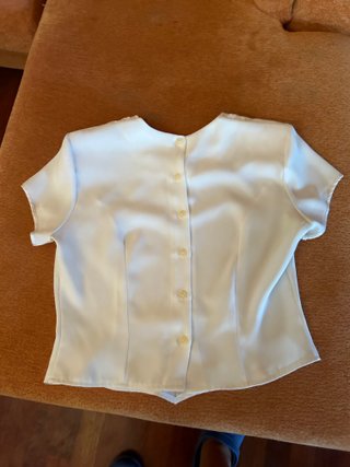 BLUSA CON BOTONES EN LA ESPALDA Y CUELLO BORDADO
