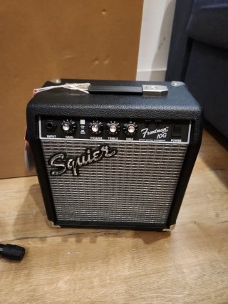 Kit Guitarra Eléctrica Squier Stratocaster+regalo