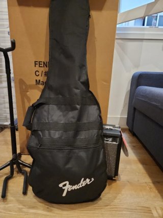 Kit Guitarra Eléctrica Squier Stratocaster+regalo