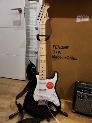 Kit Guitarra Eléctrica Squier Stratocaster+regalo