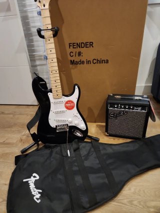 Kit Guitarra Eléctrica Squier Stratocaster+regalo