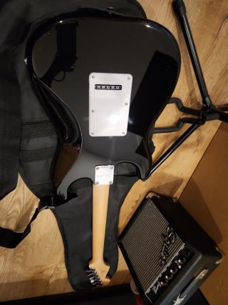 Kit Guitarra Eléctrica Squier Stratocaster+regalo