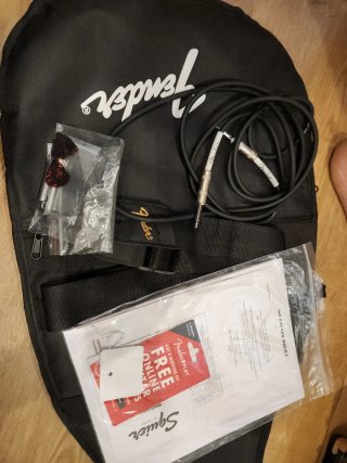 Kit Guitarra Eléctrica Squier Stratocaster+regalo