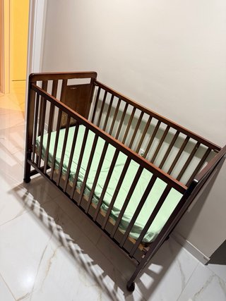 Cuna de madera para bebé