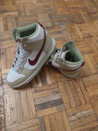 Zapatillas Nike Beige y Rojo