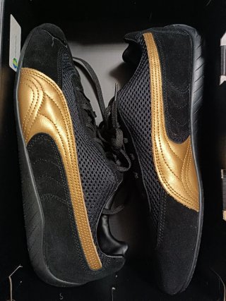 Zapatillas Puma Negras y Doradas Talla 44
