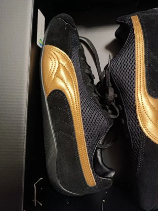 Zapatillas Puma Negras y Doradas Talla 44