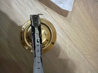 Pomo de puerta dorado con tornillo