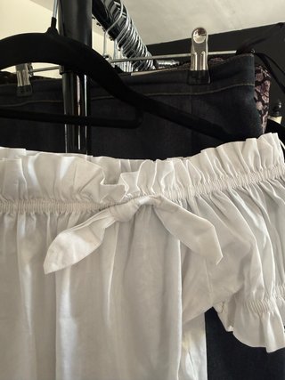 Camiseta blanca escote Bardot coquette y2k