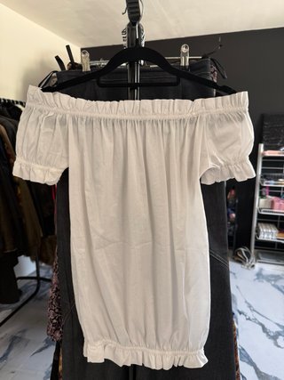 Camiseta blanca escote Bardot coquette y2k
