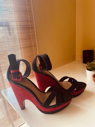 Sandalias de tacón negras y rojas