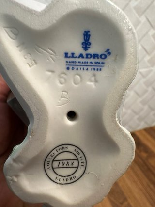 Figura Lladró Niña con Maleta y Flores