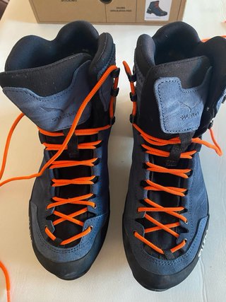 Scarponi trekking Salewa blu e arancioni
