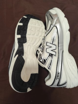 Zapatillas New Balance 740 Plata y Blanco