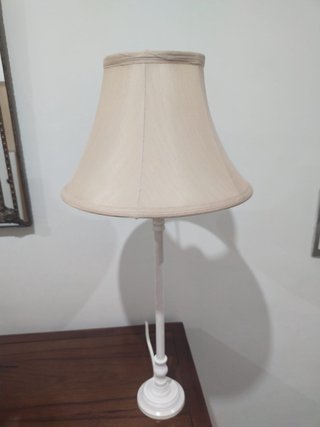 Lámpara de mesa beige y blanca