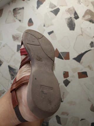 Sandalias de tiras cruzadas marrón y rojo