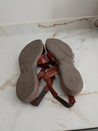 Sandalias de tiras cruzadas marrón y rojo
