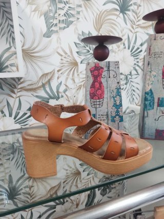Sandalias de cuero color cuero
