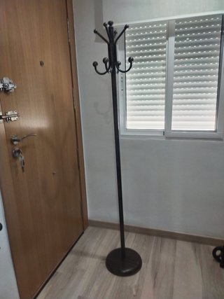 Perchero de pie metálico y madera