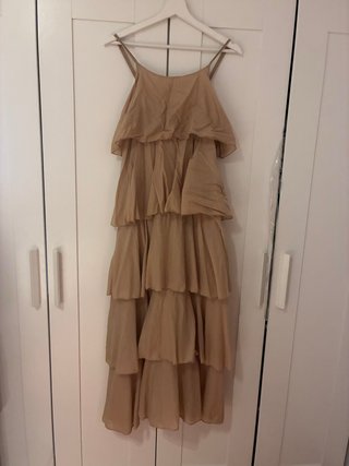 Vestido beige con volantes