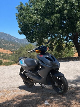 Scooter Yamaha Aerox gris y negro