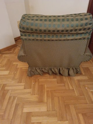 Sillón de tela verde con cojín