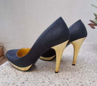 Zapatos de tacón negros y dorados