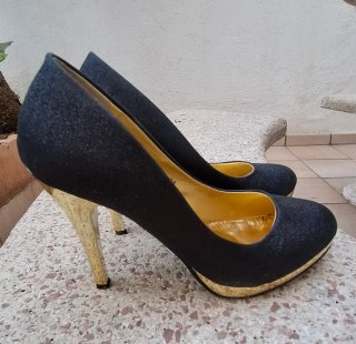 Zapatos de tacón negros y dorados