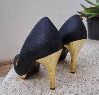 Zapatos de tacón negros y dorados