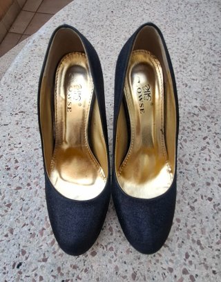 Zapatos de tacón negros y dorados