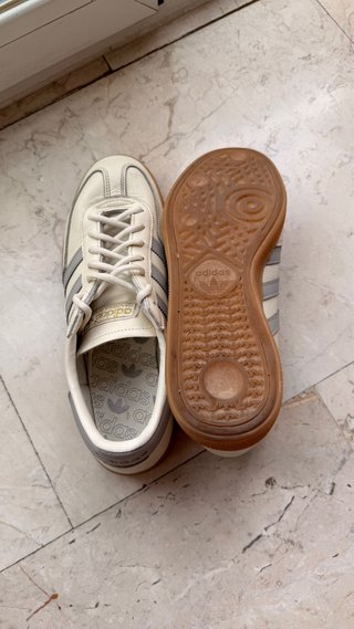 Zapatillas Adidas Blancas y Grises